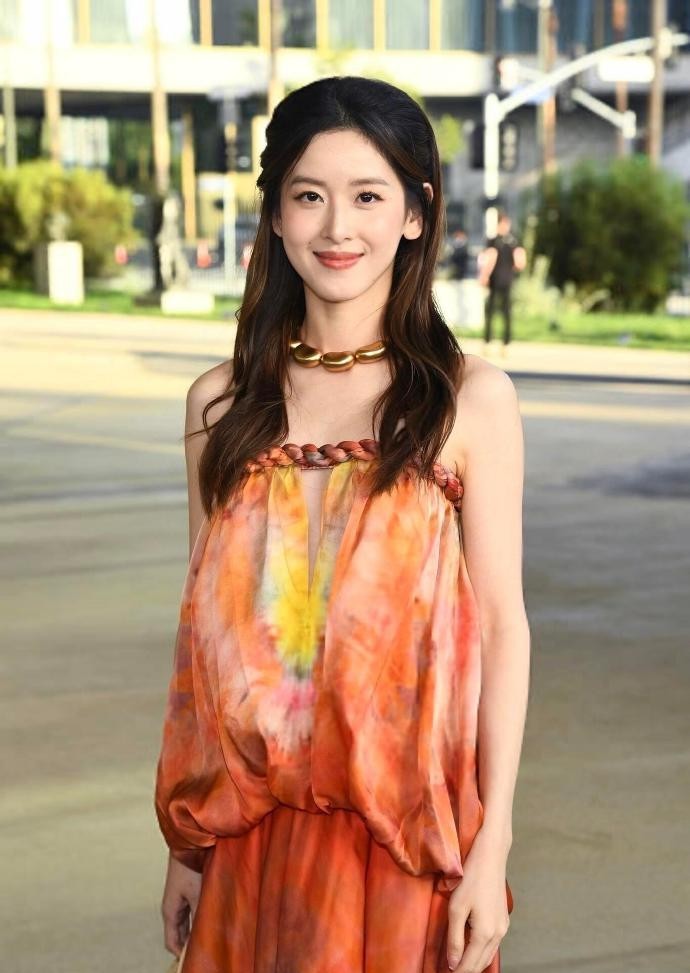 章泽天外媒生图被章泽天这套晚宴造型美到失语，橙红配色真的绝了！橙色长裙明艳吸睛