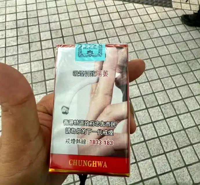 还是大陆的香烟包装比较含蓄。香港香烟🚬的外包装直接醒目，让想尝试吸烟的人望而却
