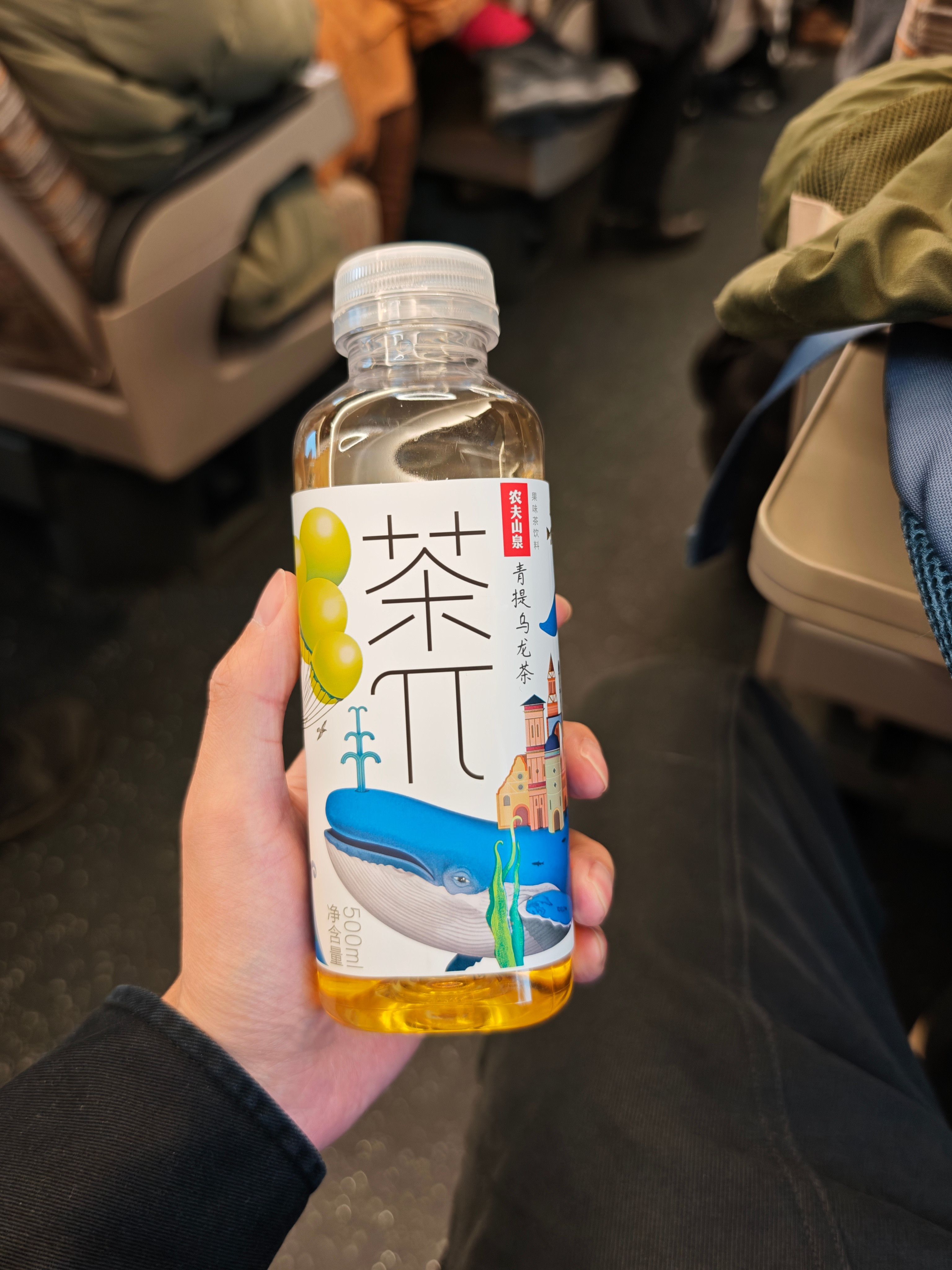 上高铁前忘买矿泉水了，去餐车买一瓶我问有矿泉水吗，服务员直接拿了瓶依云，给我整不