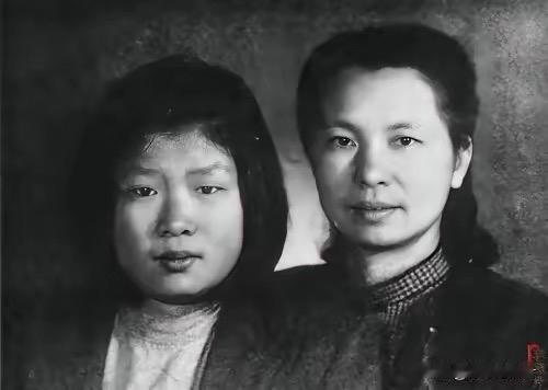 1946年5月,朱枫在去苏北前，和女儿在照相馆拍下了这张珍贵的照片。母女二人从此