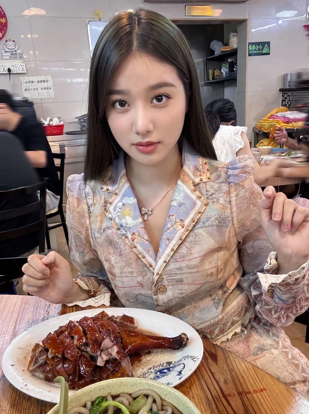 小姐姐在餐馆吃烤鸭，准备开动啦！