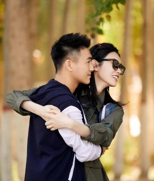 奚梦瑶何猷君挽手逛商场有网友遇到奚梦瑶何猷君两口子挽手高调逛商场。这年头能逛的