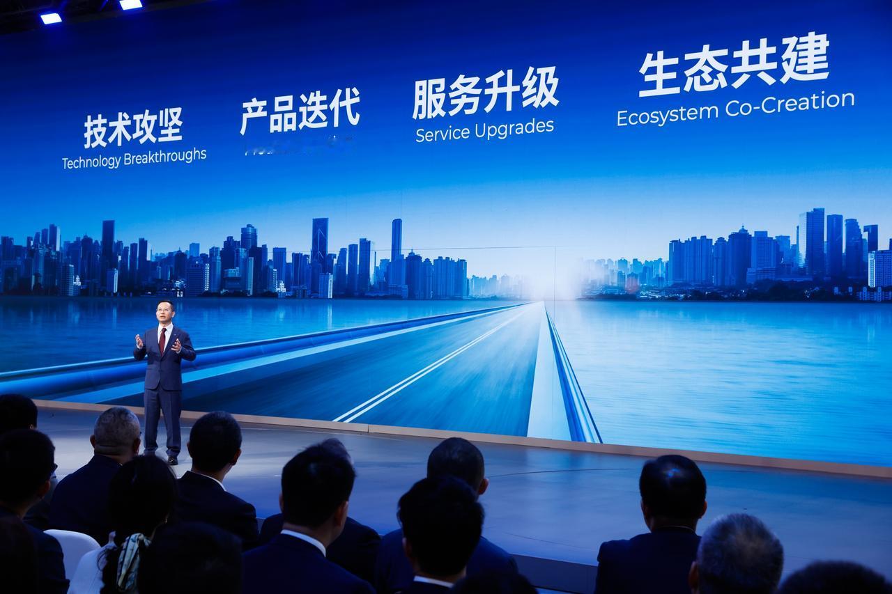 2025广州车展首日，广汽集团携昊铂、传祺、埃安等五大品牌强势登陆2.2号馆，明