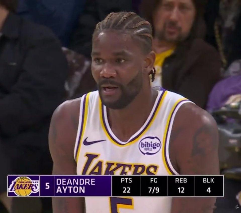 本赛季，当德艾顿得分达到15分以上时，湖人队的战绩是10胜1负！当他得分达到20