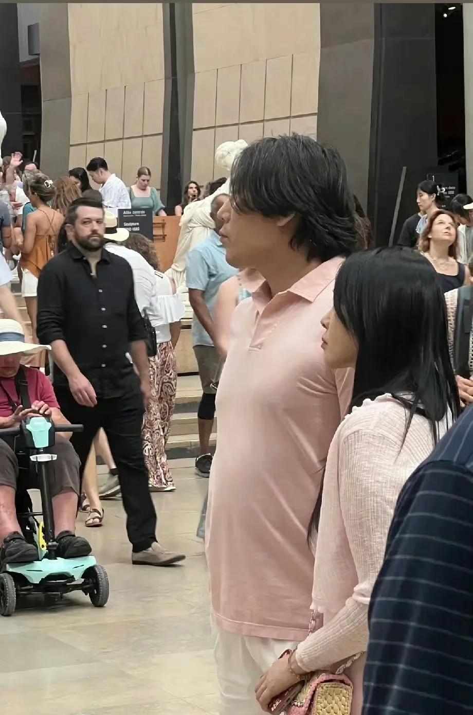 57岁的伊能静确实是一个狠女人，硬生生把47岁的老公熬成“爹”！近日伊能静和