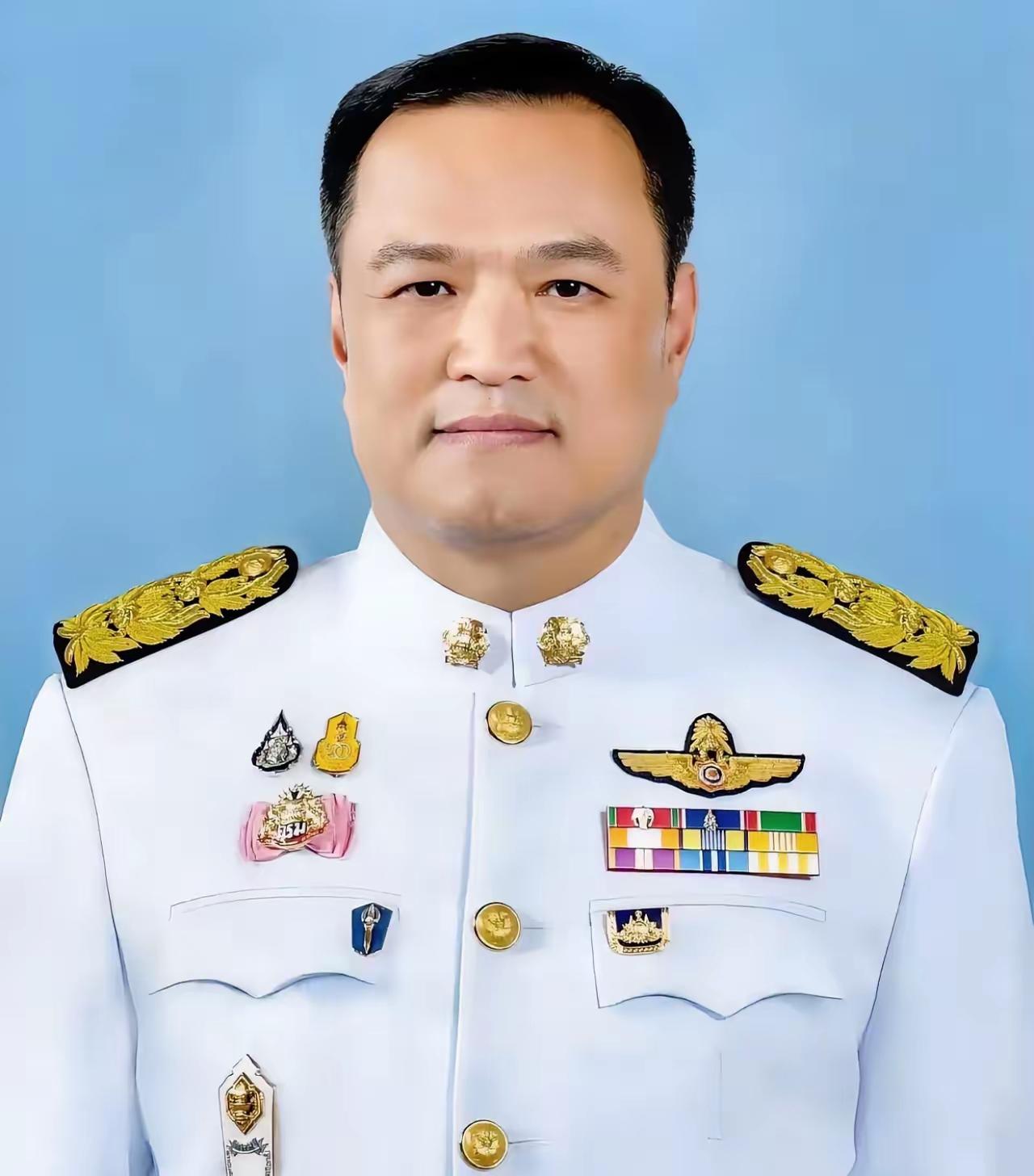 阿努廷具备带领泰国前进的一切条件：五十多岁，从政的最佳年龄；父亲在泰国政府服务过