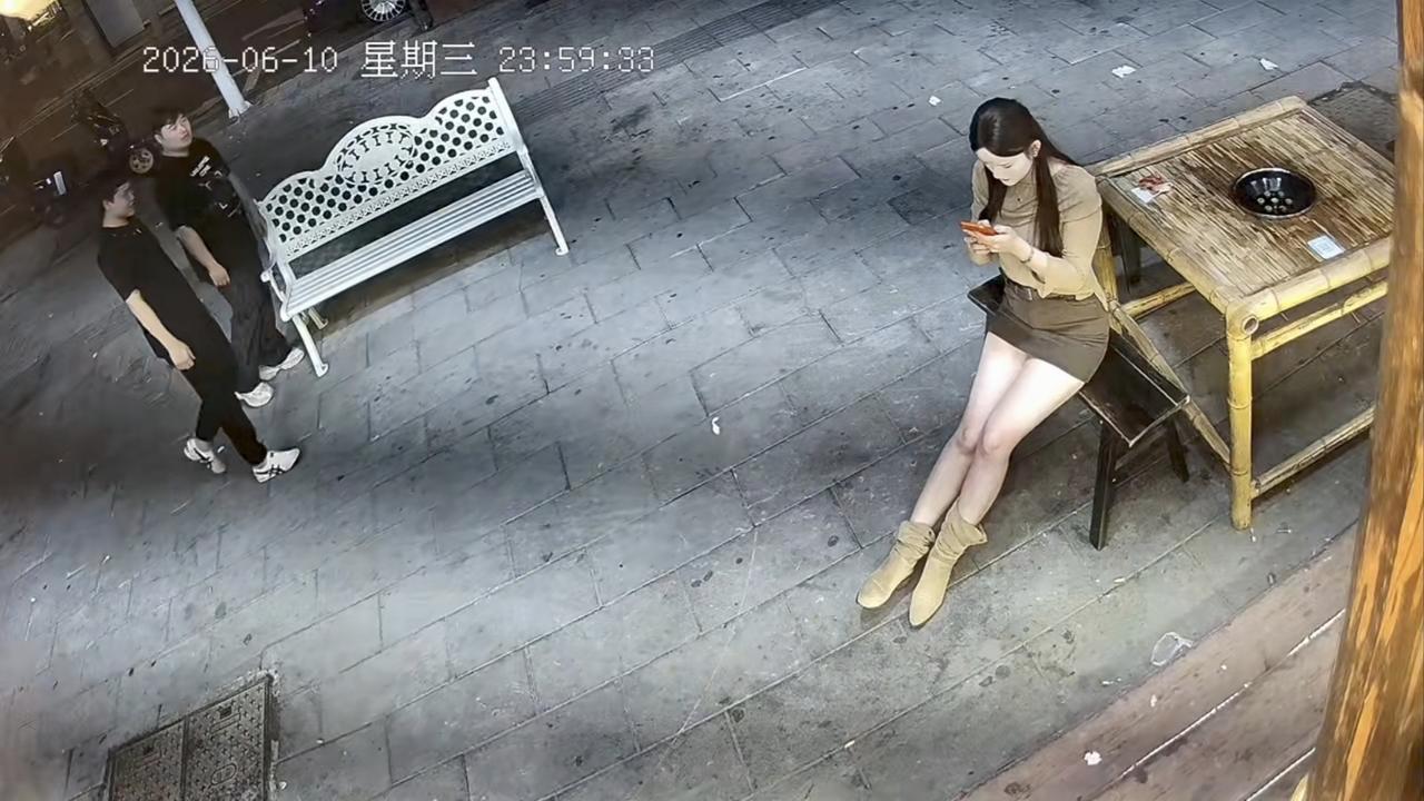 这下社死了！凌晨两名小伙在路上走道，突然看到美女老板坐在店门口玩手机，小伙瞬间被