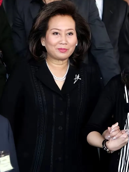 朴乍曼是他信的前妻、佩通坦的母亲！