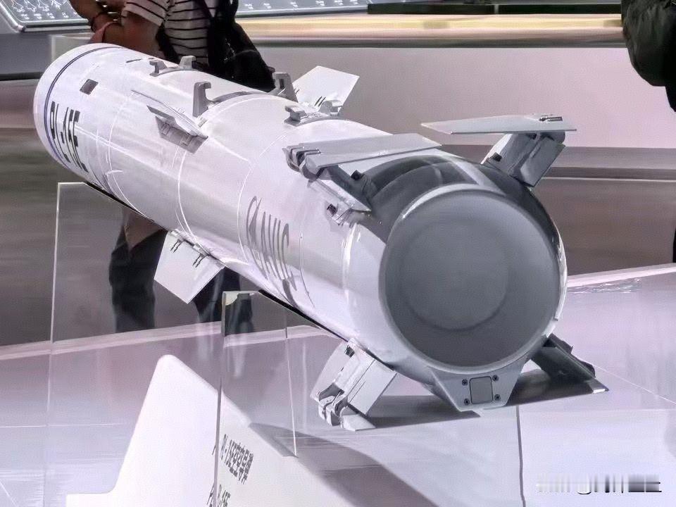 首次曝光歼20扔光杆弹，以前从来没见过这个型号霹雳15采用了可折叠弹翼这种