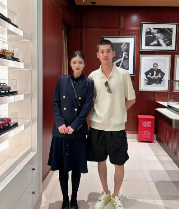 张翰在上海逛街吃饭被偶遇，他减肥了，剪了寸头，没有油腻的感觉了！