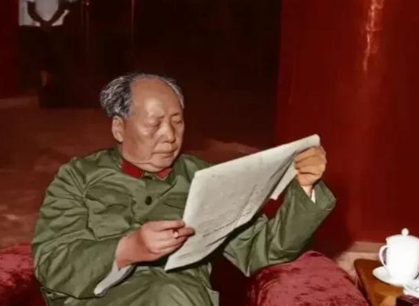 1950年，毛主席正在拆阅群众来信，其中一封信来自无锡，署名为“吴启瑞”，毛泽东