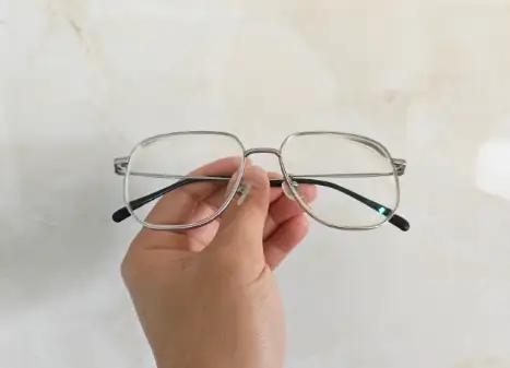 799元的眼镜出厂价仅15元左右，溢价甚至超过50倍，价格陷阱需擦亮眼睛31