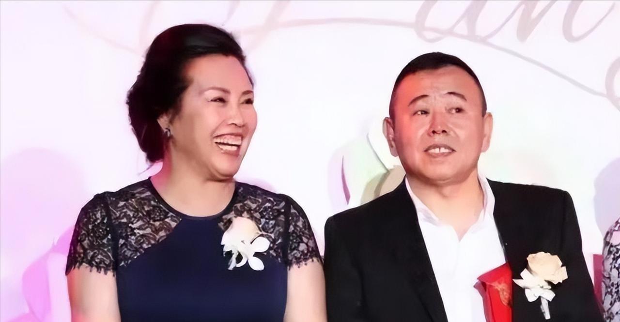 1996年，潘长江走红后，大摇大摆地跟妻子杨云提出离婚。杨云拍桌子怒怼：“当年医