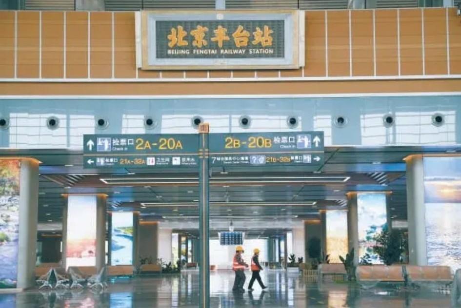 网络公开数据（截止2025年底）显示：北京常住人口2300万人，在售二手房数量为