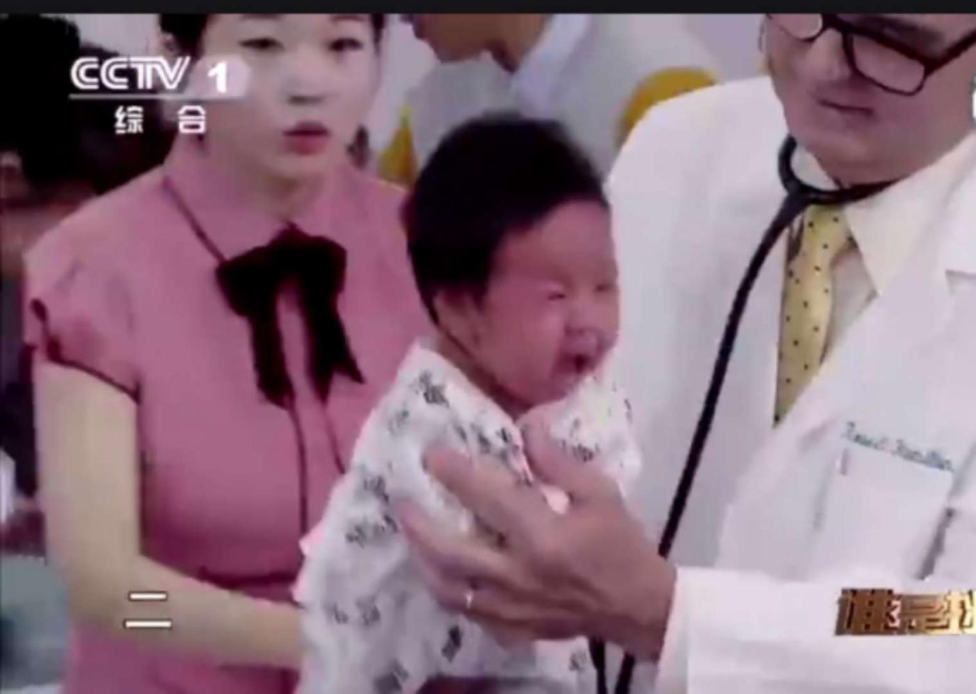 3个月以下的婴儿哭闹怎么办? 学会这一招, 让哭闹的孩子5秒钟笑