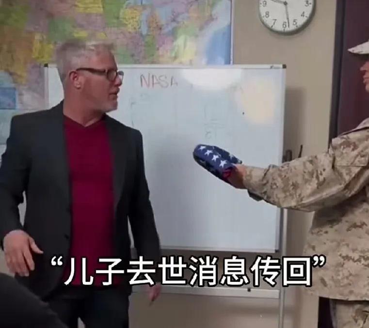 乌克兰一名老教授正在给学生上课，一名乌克兰士兵走进教室，告诉他，他的大儿子在前线
