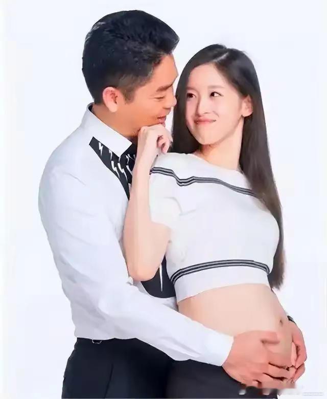 刘强东与小19岁娇妻章泽天恩爱合照曝光，满屏幸福甜蜜，令人艳羡，爱情最美不过如此