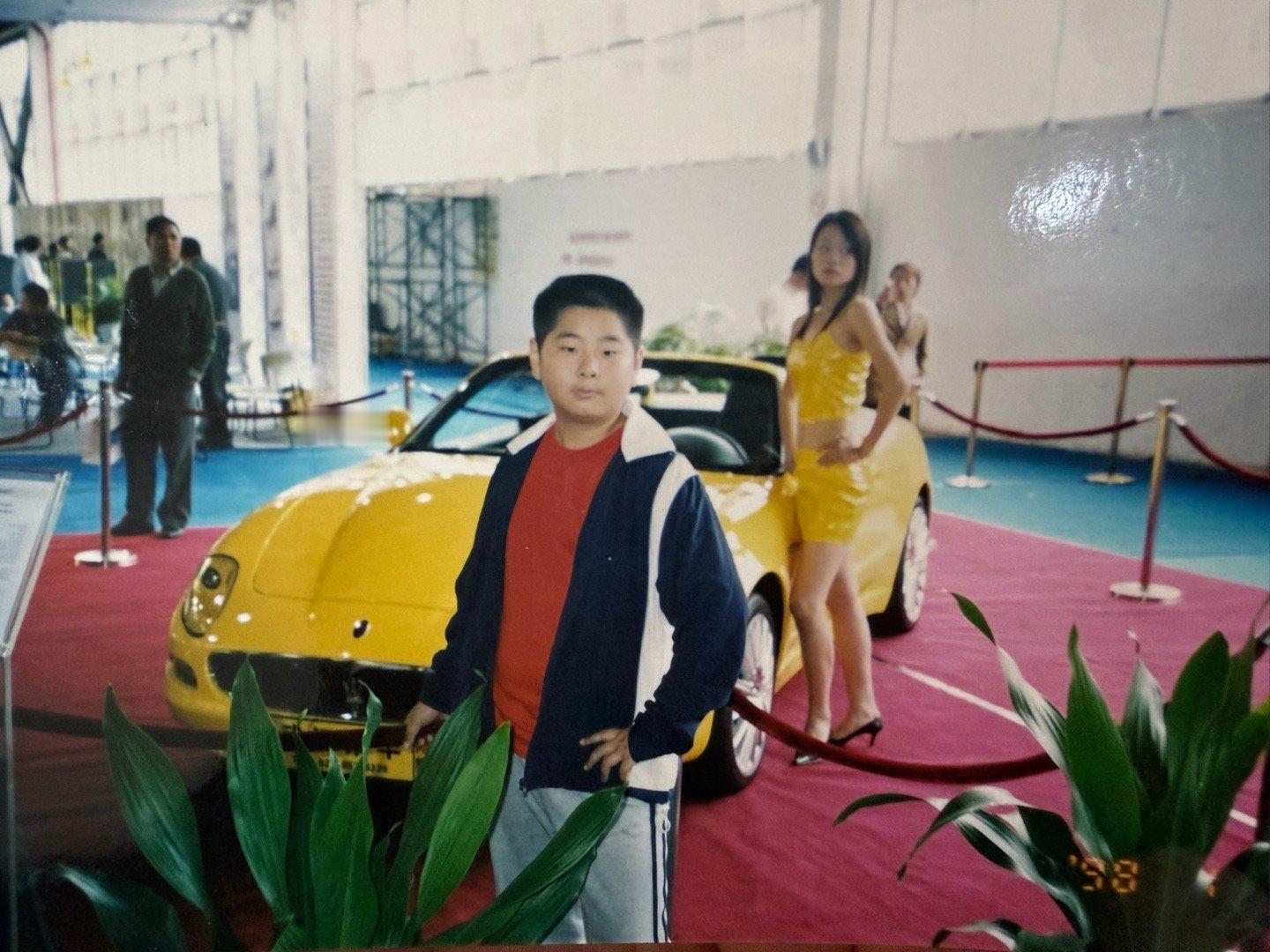 找到一张老照片，能看得出，师兄真是从小就喜欢车啊