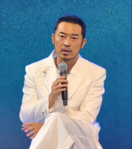 沙溢瘦得都认不出来了，变得又凶又邋遢，没以前那么慈祥了