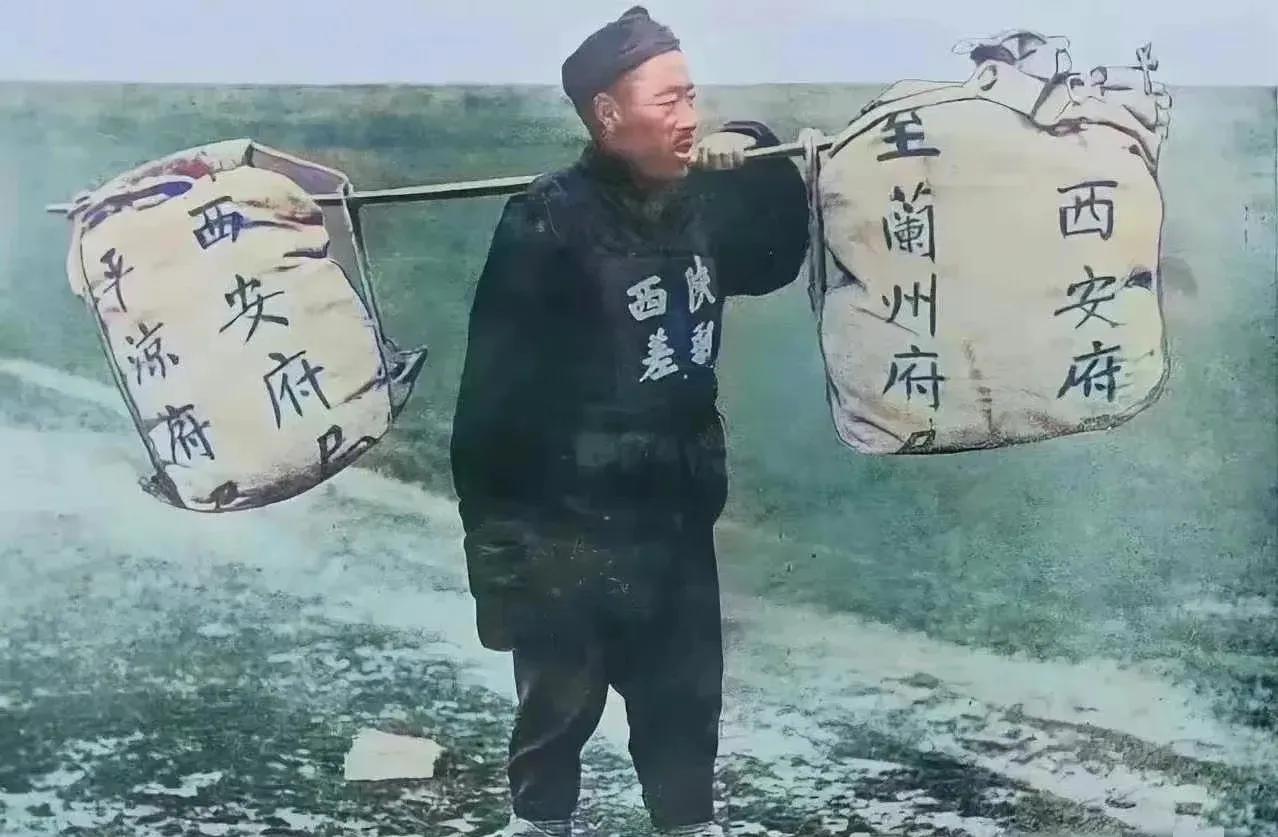 这是大清末年的邮差，从其着装可以看出，所谓的大清三百来年是个什么屌样。但就这个