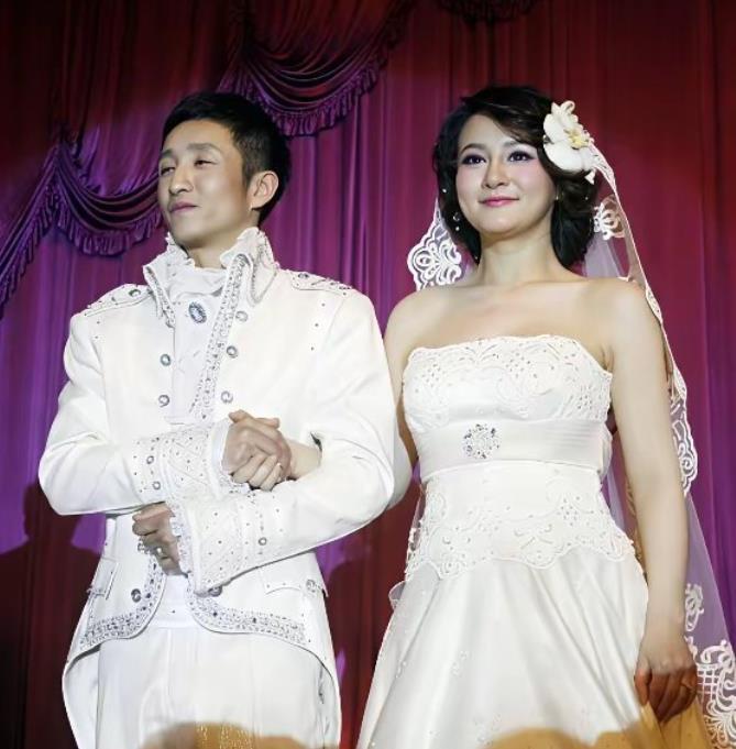 邹市明和冉莹颖当年的婚纱照谁能想到，15年的婚姻，3个儿子，如今还是离了看他