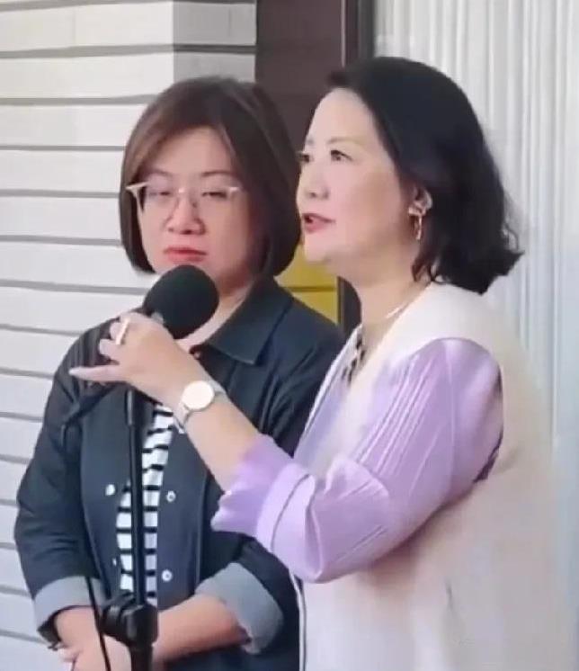 民进党团将卸任干事长吴思瑶昨天竟然嚣张妄言叫嚣称，大罢免不是民进党发起的，而是公