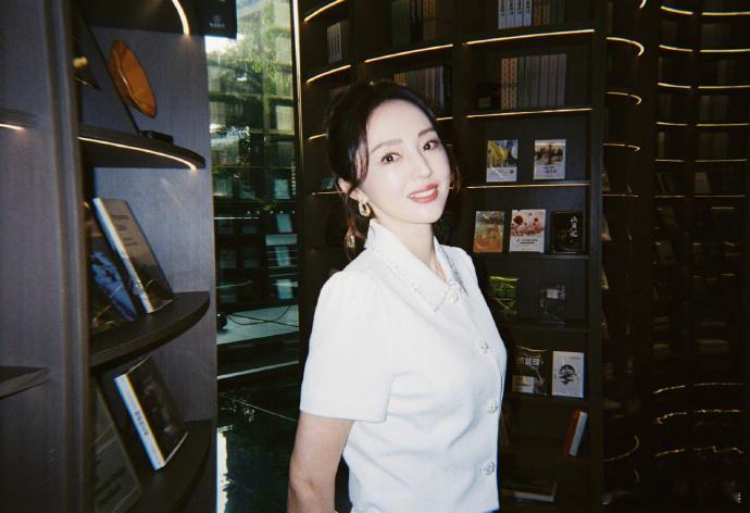 董璇小酒窝共用一张脸董璇晒胶片照片董璇更新的胶片写真氛围感拉满，暖调柔光衬