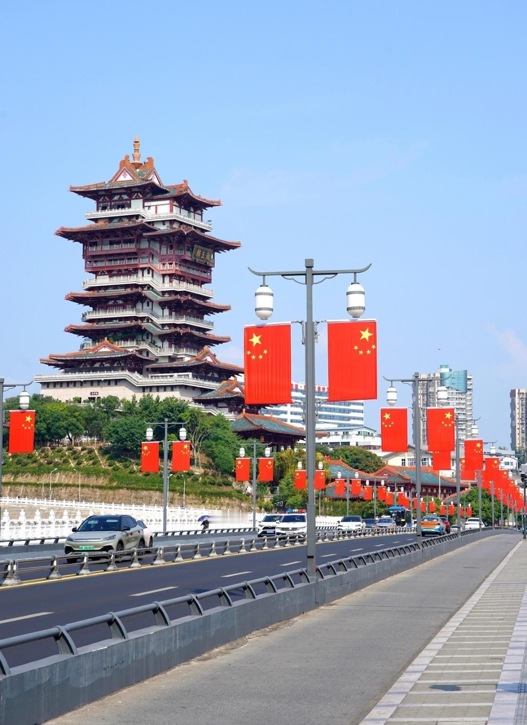 庆十一，绵阳满城尽染“中国红”有一种感动，名为“中国红”；有一种激动，唤作“五