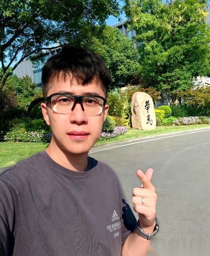 华为“天才少年”宁博宇，这个名字最近在网上炸了。传闻他扔掉了百万年薪的工牌，回