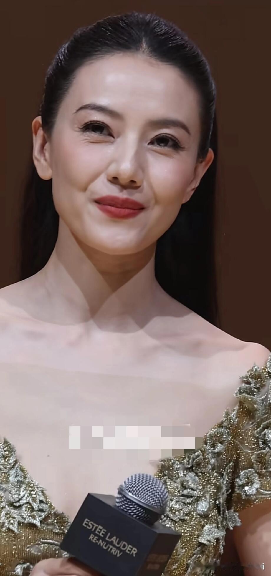这是女神高圆圆在高清镜头下的真实颜值，眼角的鱼尾纹一点也不影响她的整体气质，她打