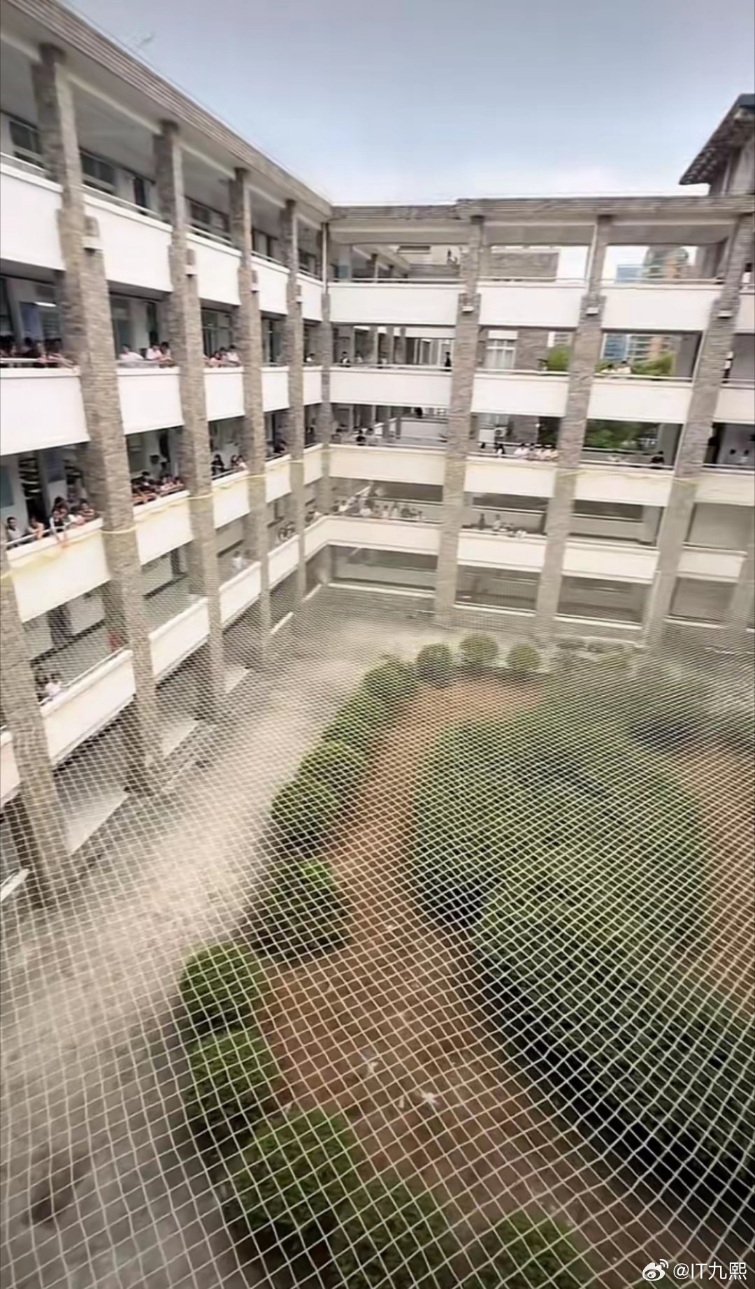 感觉会有学生把这个当蹦床“玩”[捂脸哭]​​​