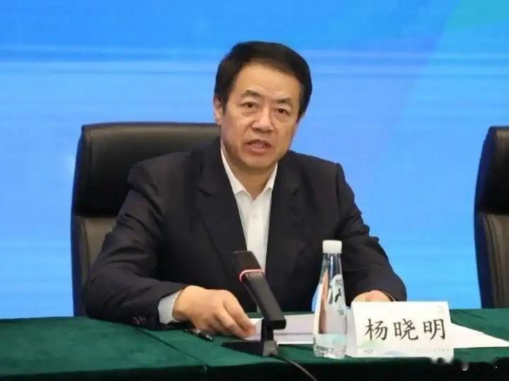 63岁杨晓明一年后又上了热搜，他是甘肃舟曲人，1985年开始在兰州工作，