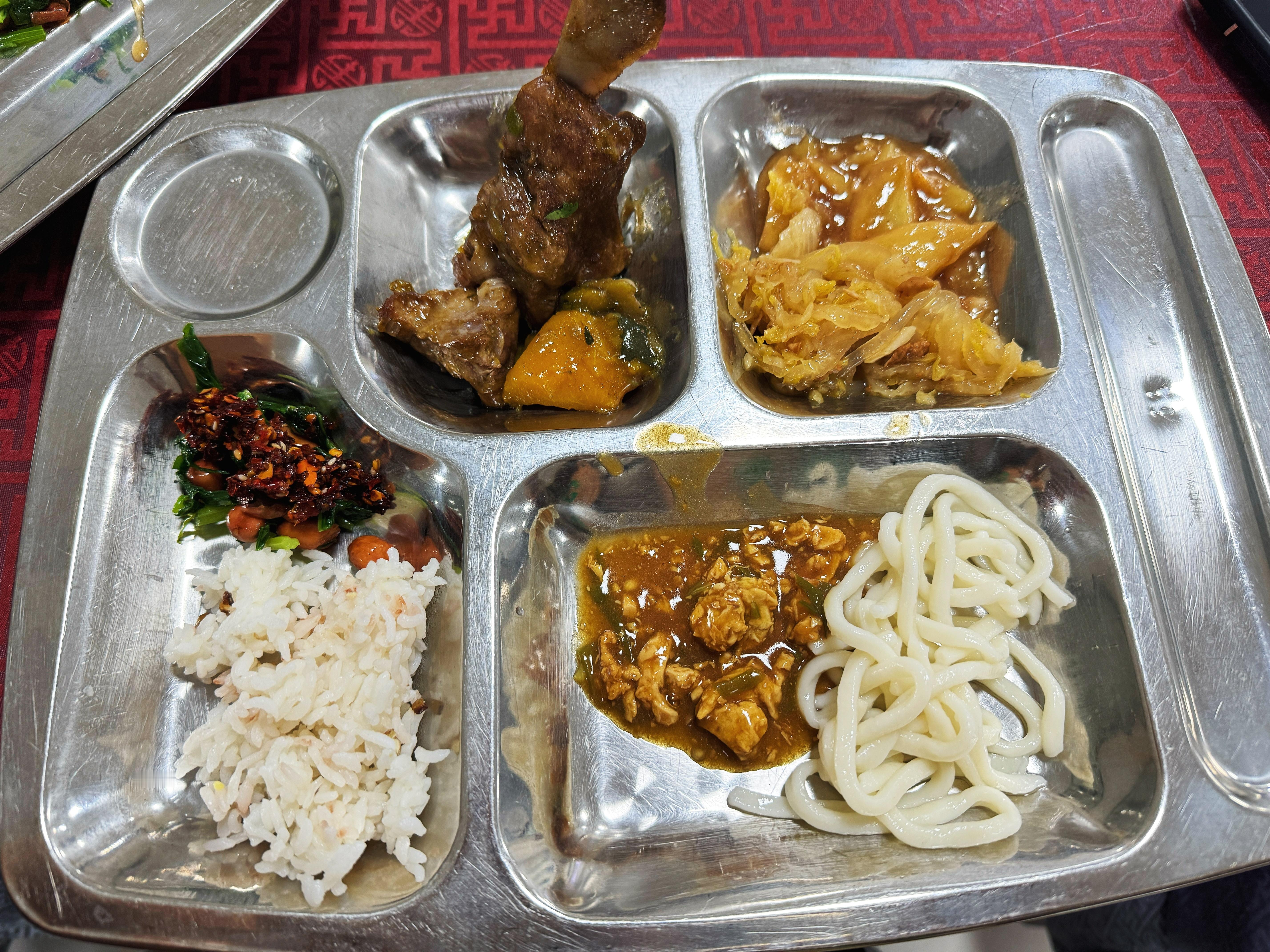 政府食堂20元简餐火了当初我在市政府实习，政府单位食堂的饭菜，大家觉得怎么样～