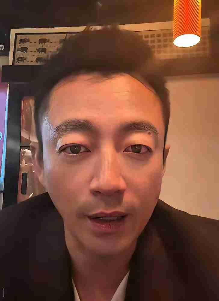 大S那句“一万块以下的鞋子很便宜”，和马晓梅几百块的旧衣，放在一起看，像面镜子照