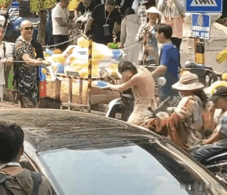 男人心坏了，会借助任何机会骚扰女性的！原本是相互表示祝福的泼水节