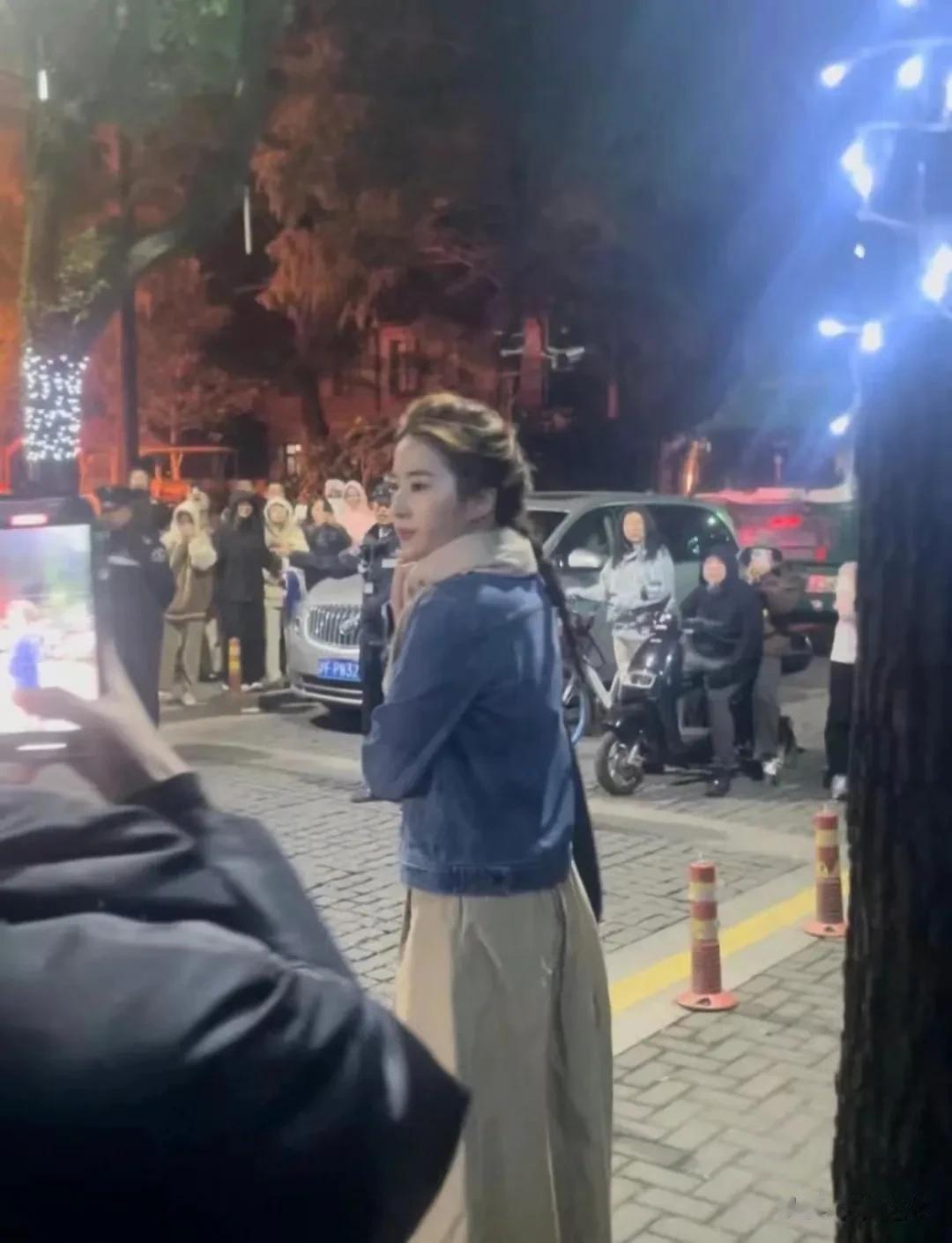 刘亦菲真的好美啊，冒着仙气似的，身上有光晕一般，她真的好不一样，一点也不像30几