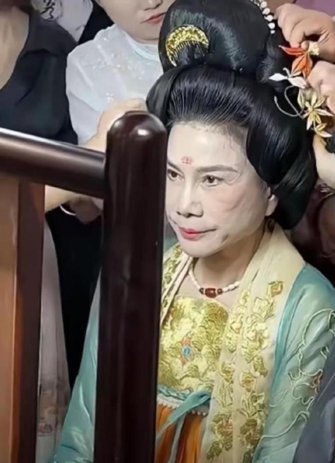 董明珠。难道身边连一个说实话的人都没有吗？