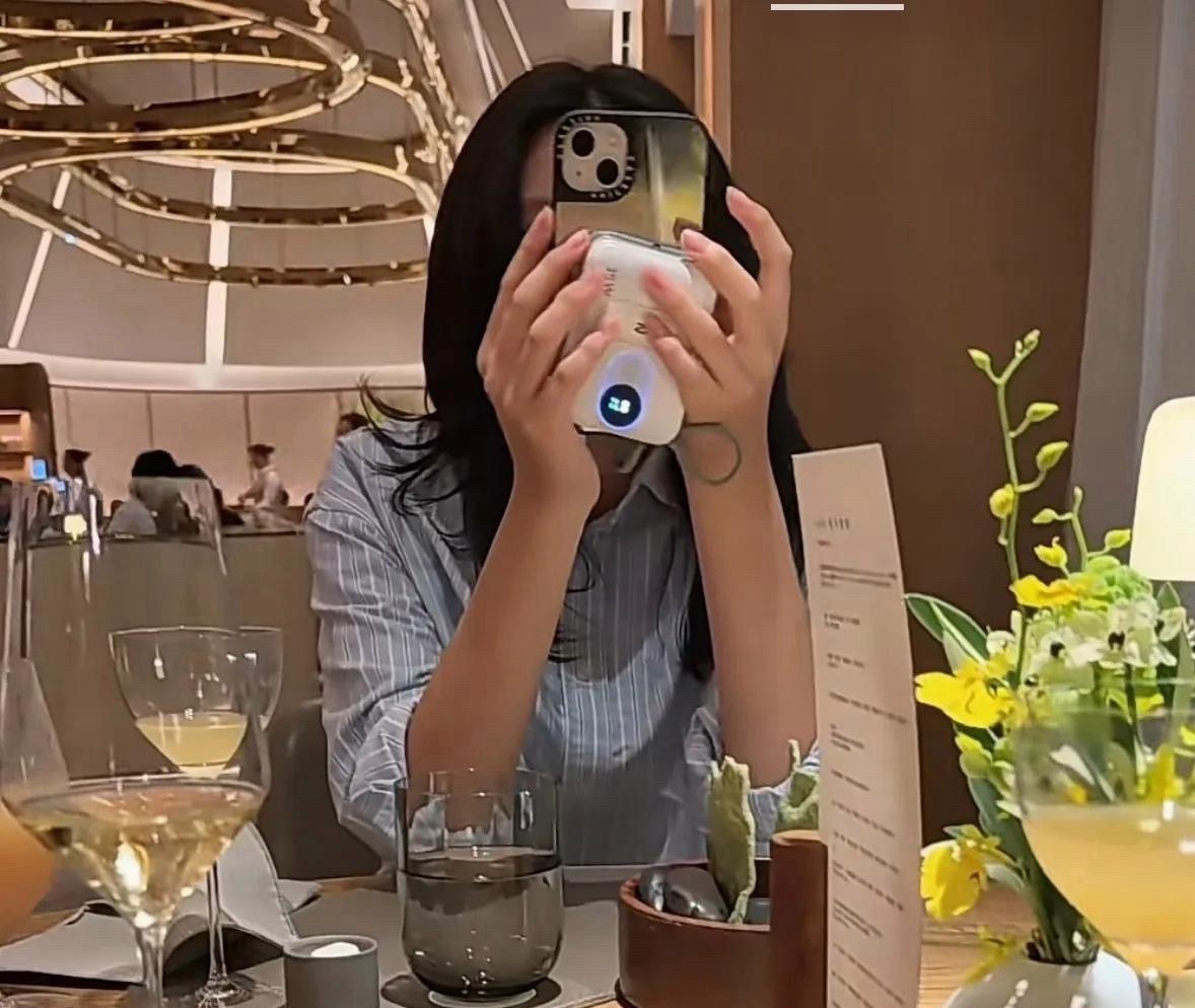 小玥儿晒自拍照，长得像极了大S，尤其是忧郁的眼睛和乌黑浓密的头发，颇有大S刚出道