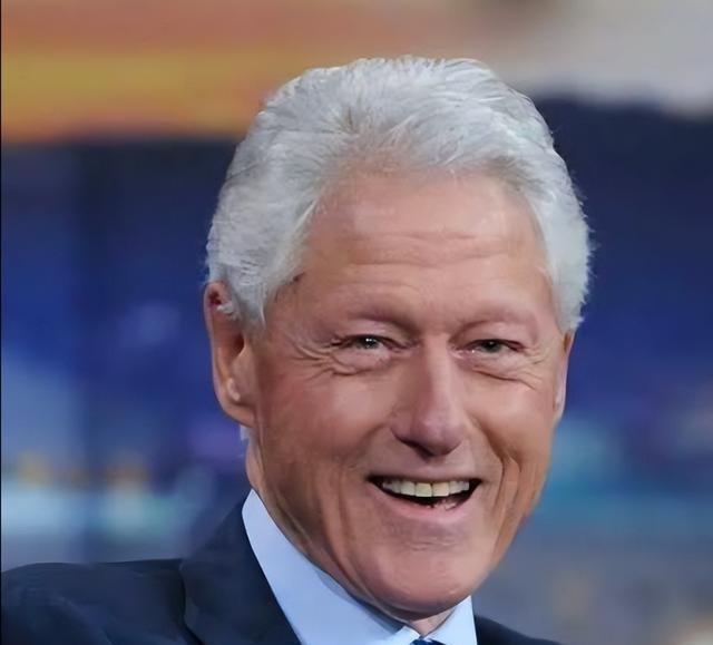 谁能想到？美国前总统克林顿最近公开爆料了一个震惊世界的历史细节：2000