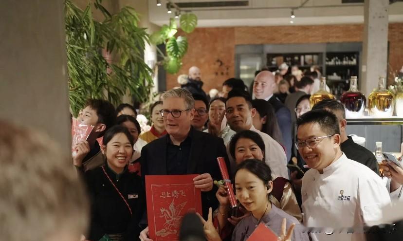 英国首相来北京三里屯吃云南菜。一坐一忘已经把他作为宣传品了[灵光一闪