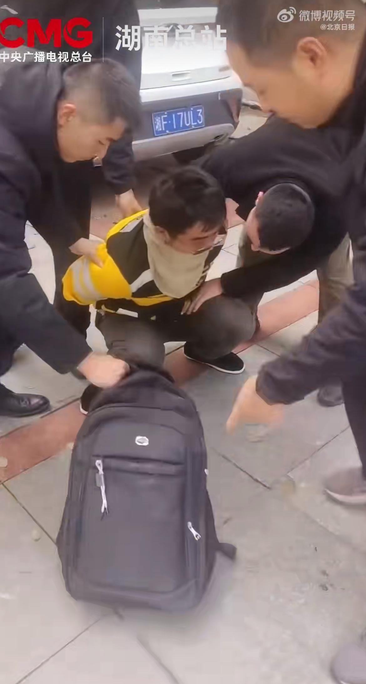 防不胜防！军官男友让女友揣5万现金见面，结果取钱的竟是外卖小哥！湖南刘女士怎么也