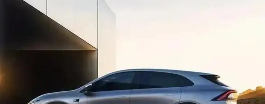 小鹏G7成为2025上海国际车展小鹏展台上最大的的看点。新车长度比G6更长，