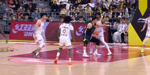 张震麟怀特塞德爆发是表象，广东阵容被打爆，补强任重道远上海三分球22中7，