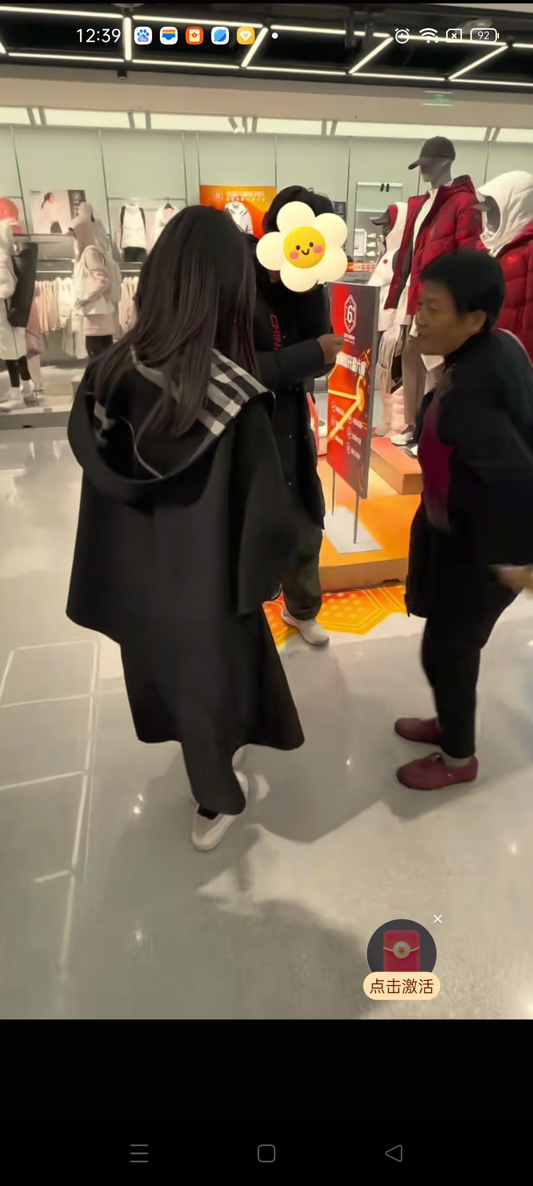 叶锐聪姐姐带着叶锐聪去重庆看球赛，去商场买衣服，她看到弟弟依然穿着以前的衣服，决