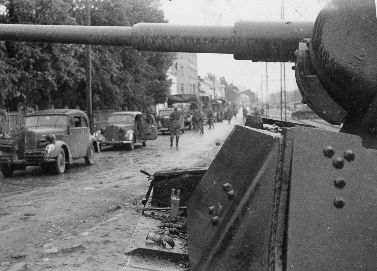 德国人是擅长造车的——1941年,东线,某铁路站台处。一列德军车队正从一辆被遗弃