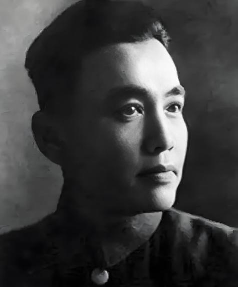 1938年，台儿庄决战前，师长池峰城清点全师家底：7700人，15支冲锋枪。这极