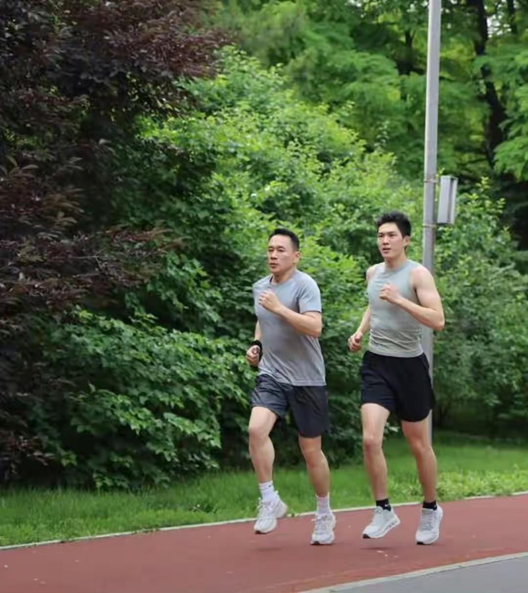 丁海峰：慢点儿跑，腿长也不能这么造啊。丁炜宸：爸，是你跟不上。不服再比一场？