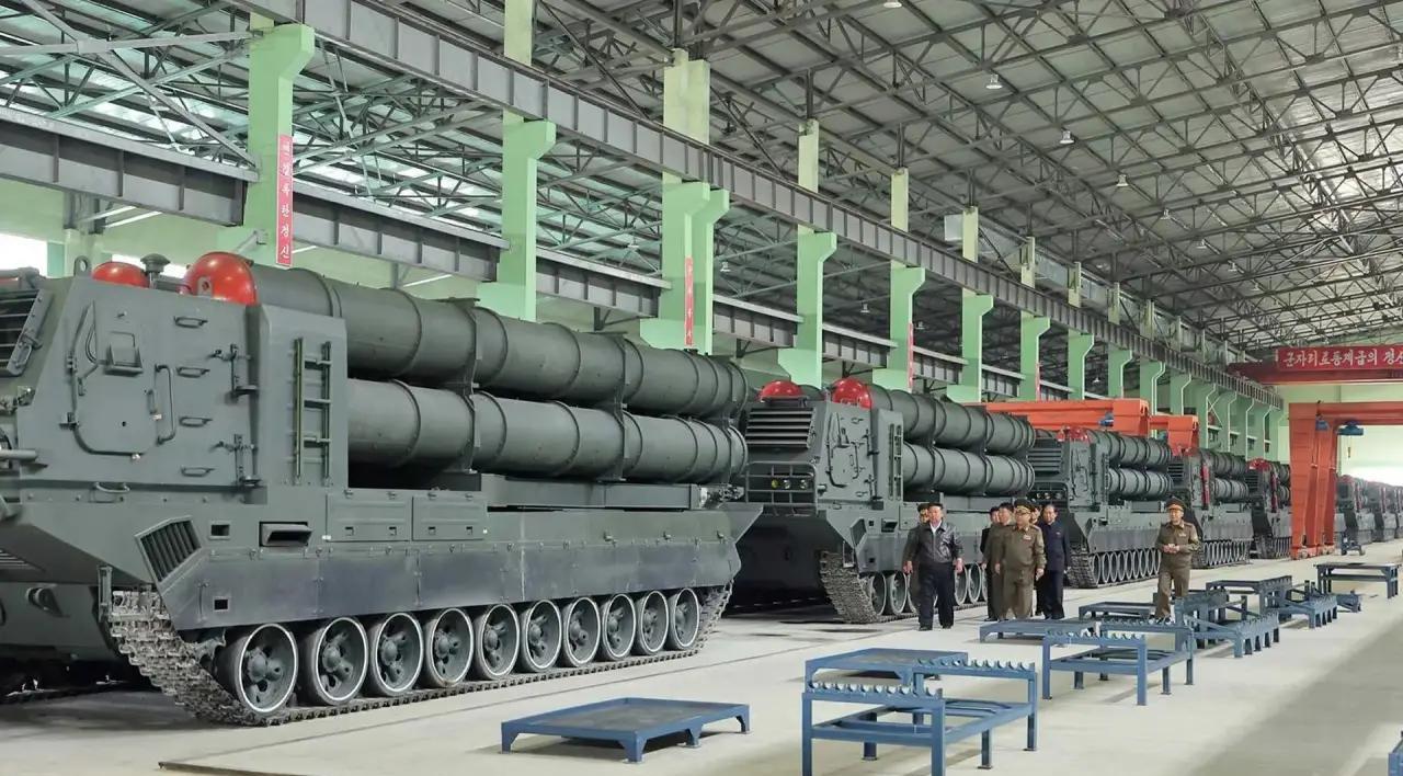 朝鲜领导人金正恩视察KN-25超大口径多管火箭炮系统生产设施。据朝中社报道，朝鲜