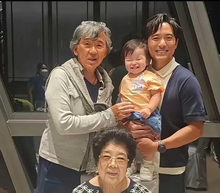 林子祥还是和原配在一起看起来比较顺眼，年纪相同，一家三代同堂。虽然叶倩文嫁给他