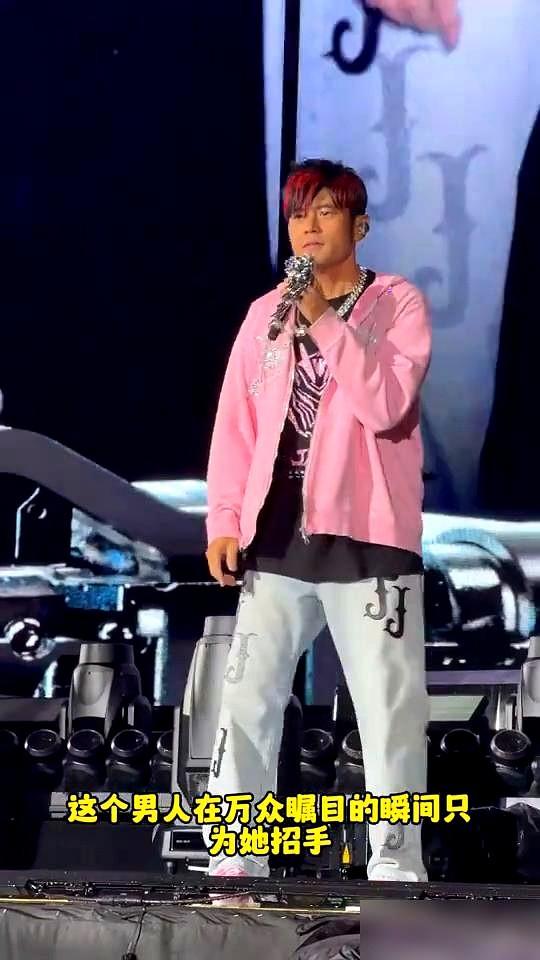 我有点难过。看到昆凌提前离场的热搜，心里咯噔一下。这不是什么霸总宠妻，这是他